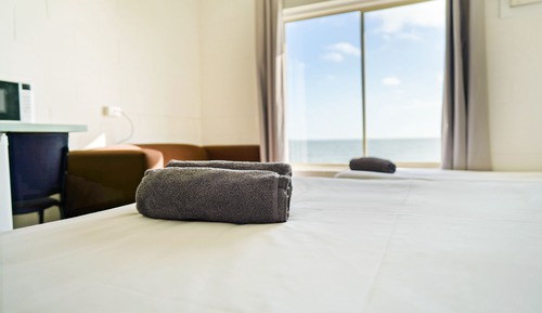Family Waterfront Room x 2 Air Con queen bed 2 singles 