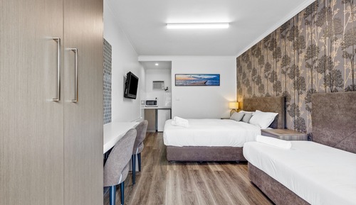 Deluxe Queen Suite