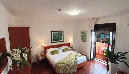 Superior Room, 1 Queen Bed, Balcony, Sea View (Converts to 2 Twin Beds)