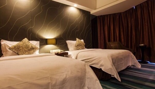 Twin Room (Extreme Sassy)