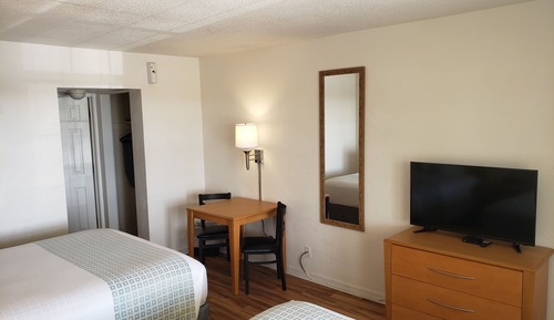 Studio with 2 Queen Beds and Kitchenette