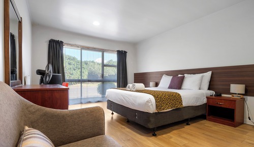 Standard Queen Room with Free Airport Shuttle