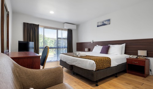 Deluxe King Room with Free Airport Shuttle
