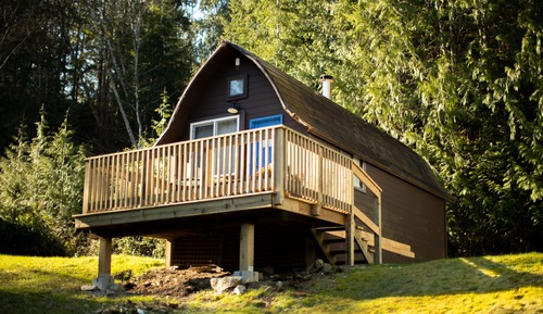 Small Vintage Cabin - Ocean View with Fireplace & Kitchenette