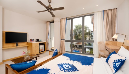 Junior Suite King Bed - Pool View