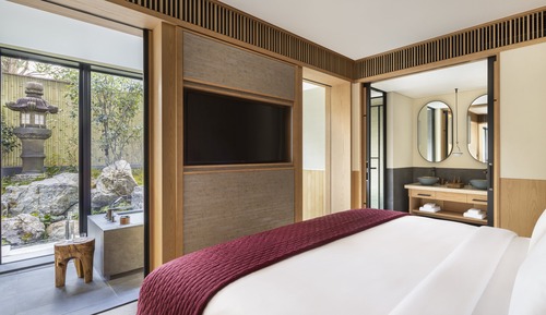 Premier Suite, 1 King Bed, Garden View