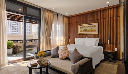 Executive Suite with Outdoor Bathtub and Complimentary Daily Minibar