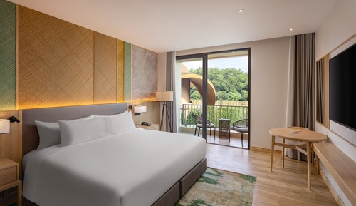 Superior Room, 1 King Bed, Pool View