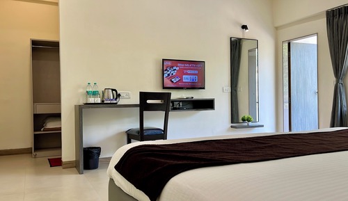Classic Room, 1 King Bed, Balcony