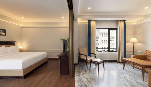 Luxury Suite (Skyline View)