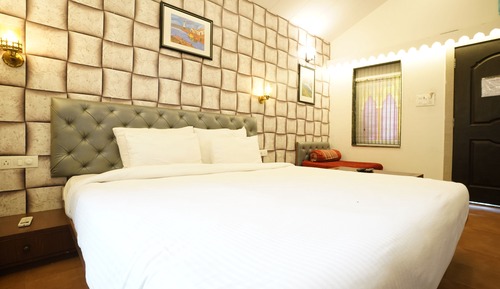 Honeymoon suite with private pool and open sky-roof