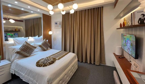 Executive Condo, 1 Queen Bed