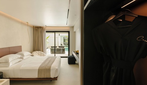 Design Swim Up Room with shared pool