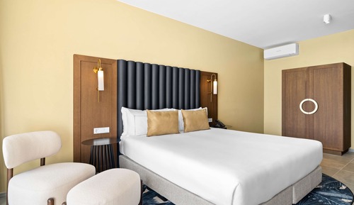 Deluxe Room, 1 King Bed, Partial Ocean View