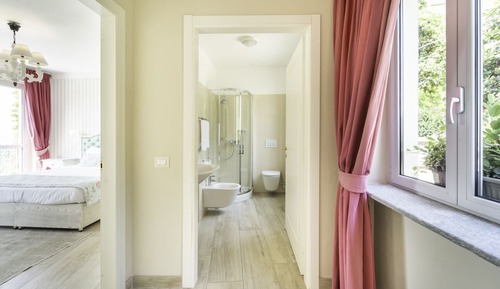 Suite, 1 King Bed, Balcony, Hill View