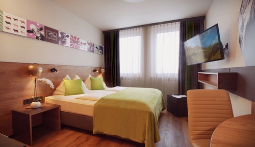 Double Room, 1 Queen Bed (Q)