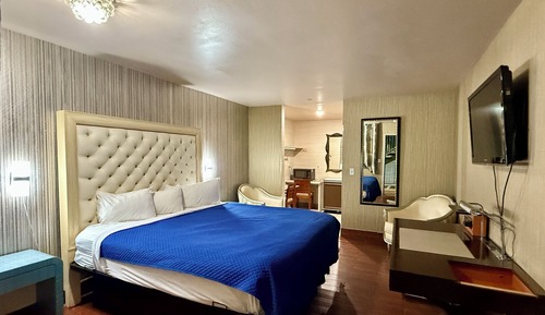 Standard Room, 1 King Bed, Non Smoking Weekly