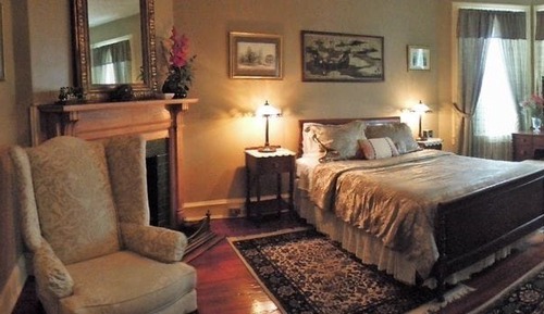 Classic Room, 1 Queen Bed, Fireplace (Wilson Room)