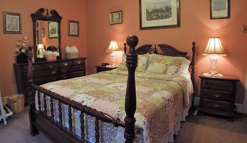 Classic Room, 1 Queen Bed, Shared Bathroom (Peach Room)