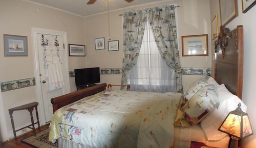 Traditional Room, Shared Bathroom (Newport Room)