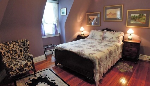 Corner Room, 1 Queen Bed (Purple Room)