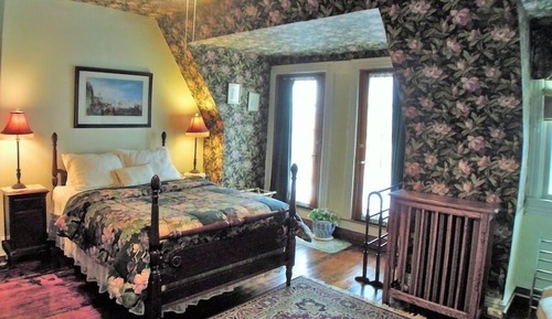 Traditional Room, 1 Queen Bed, Balcony (Flower Room)