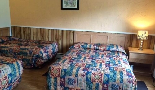Standard Room (2 Queen Beds and 1 Single Bed)
