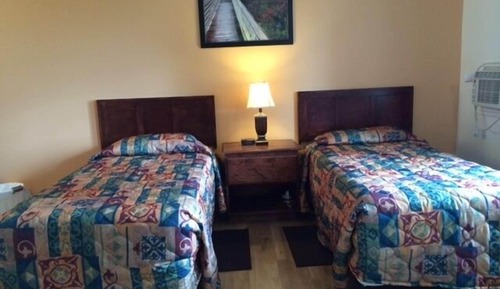 Standard Room (1 Queen Bed and 2 Single Beds)