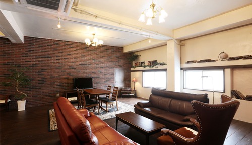 Deluxe Apartment (Red Room)