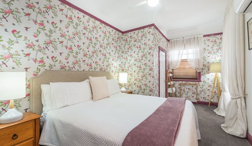 Deluxe Suite, 1 King Bed, Balcony