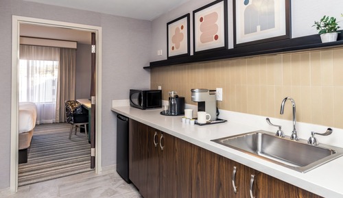 Suite, 1 King Bed, Accessible Bathtub (Communications)