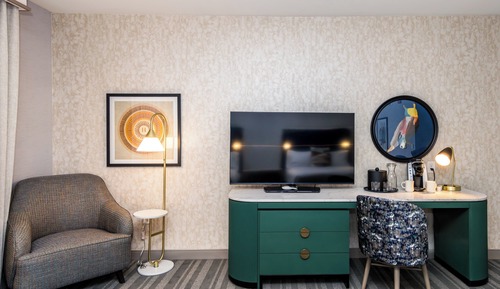Standard Room, 1 King Bed, Roll-in Shower (Communications)