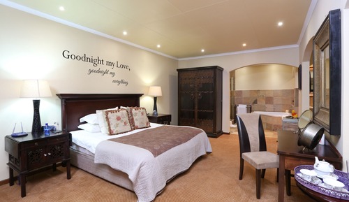 Luxury Suite, 1 Queen Bed, Private Bathroom, Valley View