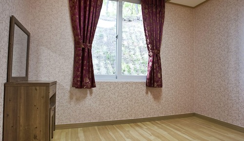 White Friend Room