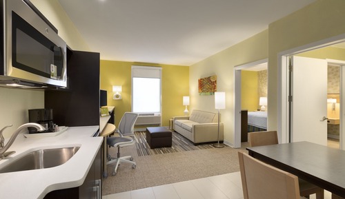 Suite, 1 King Bed, Accessible