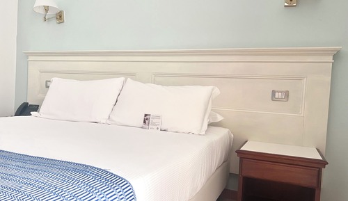 Standard Room, 2 Twin Beds, Accessible, Non Smoking (Walk-in Shower)