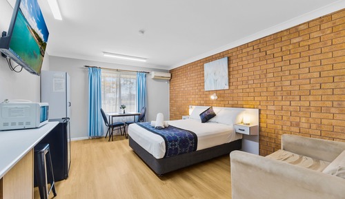 Queen Bed Room