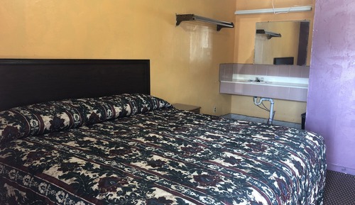 Basic Room, 1 King Bed