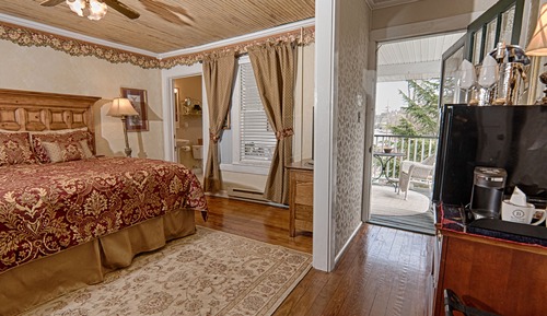 Romantic Studio Suite, 1 King Bed, Jetted Tub, River View