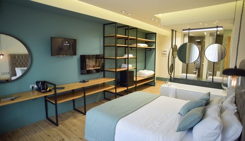 Suite with Spa Bath