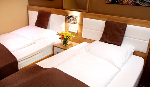 Economy Twin Room, Shared Bathroom (Two Rooms Share One Bathroom)