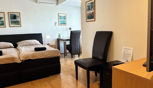 Double Room, 1 Queen Bed