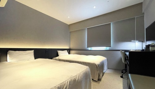 Designer's Twin Room, Smoking