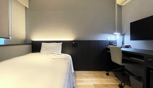 Designer's Single Room, Smoking