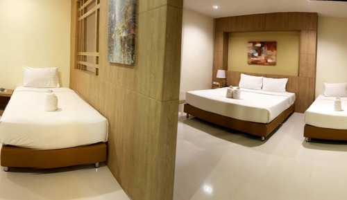 Comfort Quadruple Room, Bathtub
