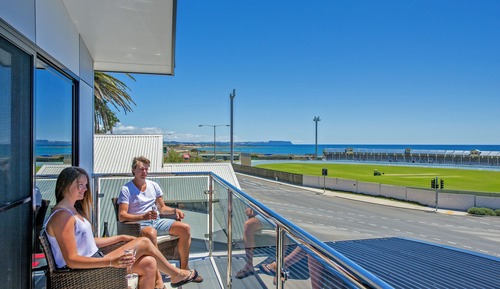 Ocean Deluxe Apartment (Upstairs with Balcony)