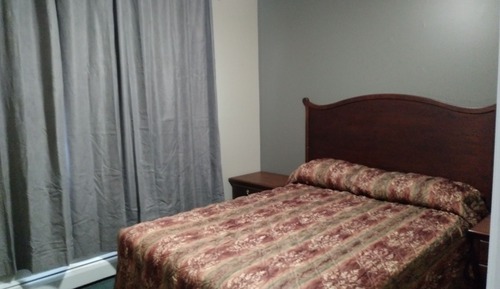 1 Queen Bed, Ground Floor