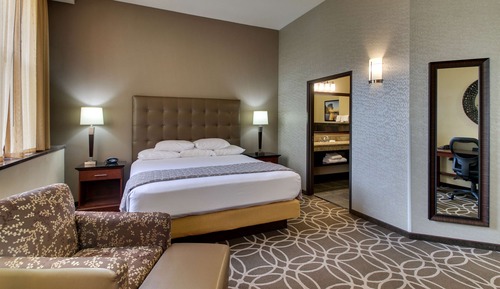 Deluxe Room, 1 King Bed, Refrigerator & Microwave (Upper Floor, Hearing Accessible)