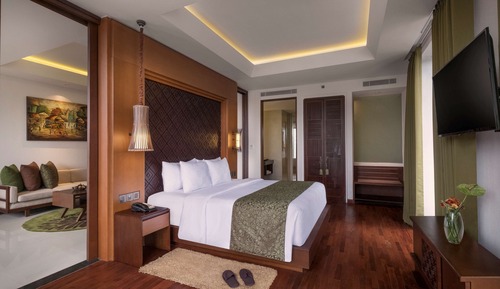 Suite, Pool View