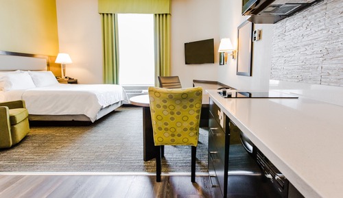 Studio Suite, 1 Queen Bed (Walk-In Shower)
